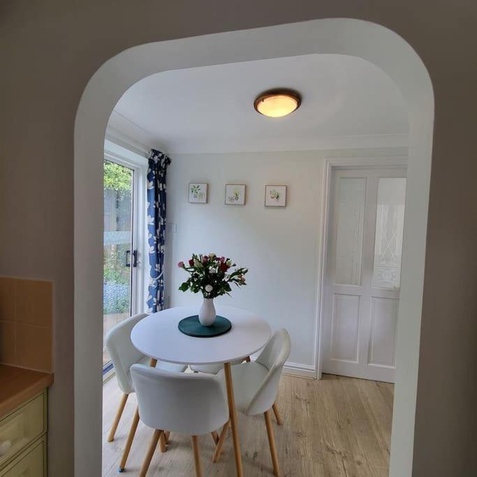 Cheerful, Cosy, One Bedroom Home With Patio And Parking Newbury  Zewnętrze zdjęcie