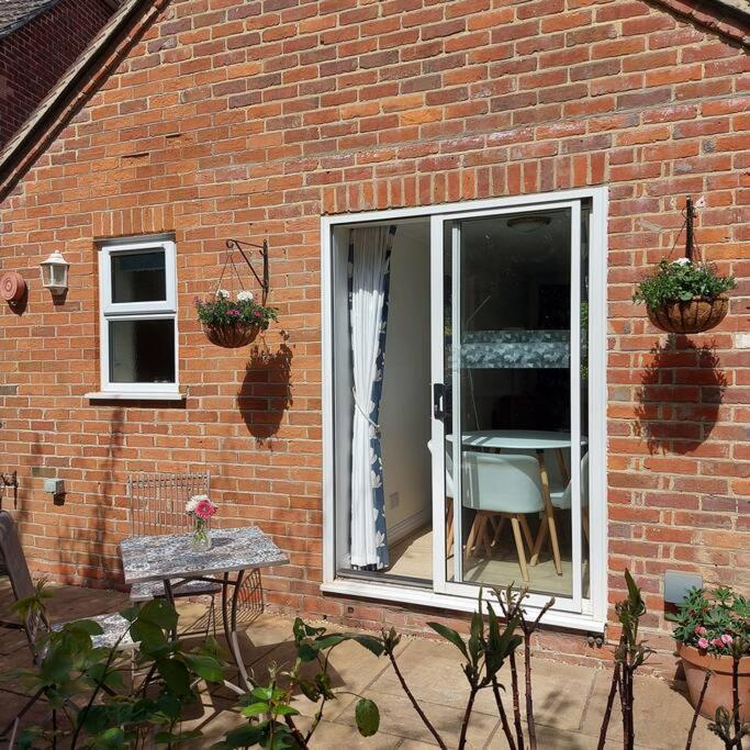 Cheerful, Cosy, One Bedroom Home With Patio And Parking Newbury  Zewnętrze zdjęcie