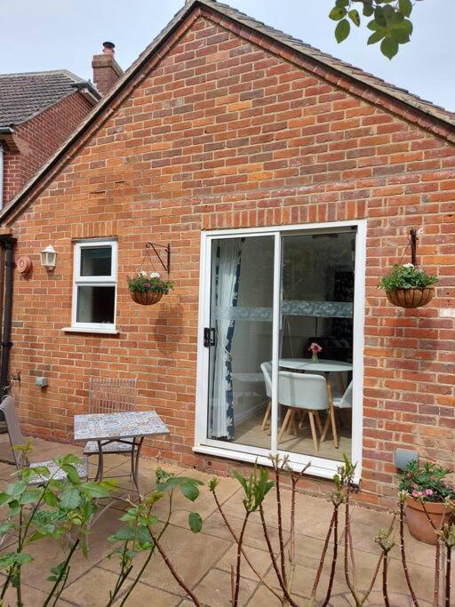 Cheerful, Cosy, One Bedroom Home With Patio And Parking Newbury  Zewnętrze zdjęcie